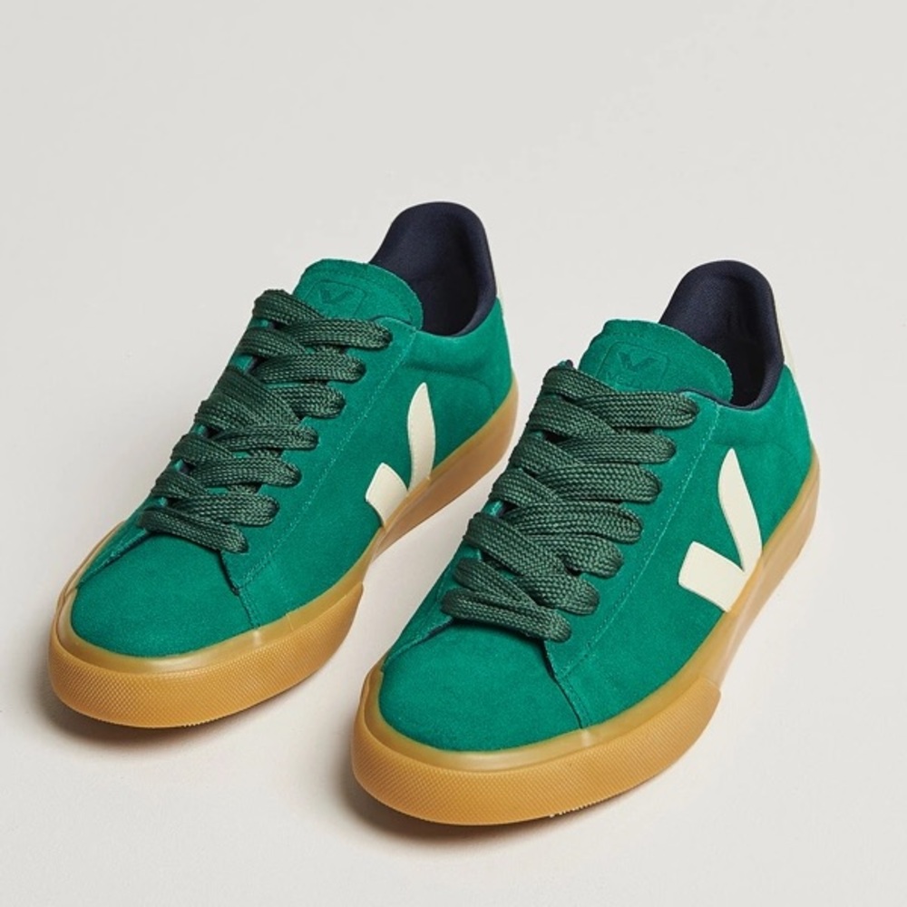 EUC Veja Campo bold green size 40